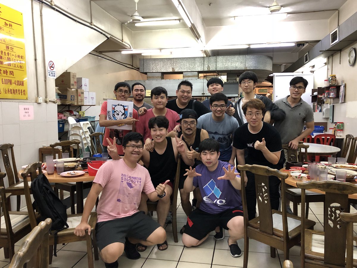 vincentheng90's tweet photo. Throwback. 
Dinner before FV Cup Malaysia. 
#fvcup #flashvision #tekken7 #malaysia 
@Jeondding_tk 
@booknopparut 
@tekkenchanel 
@holyknee https://t.co/HcBBmNmBrU