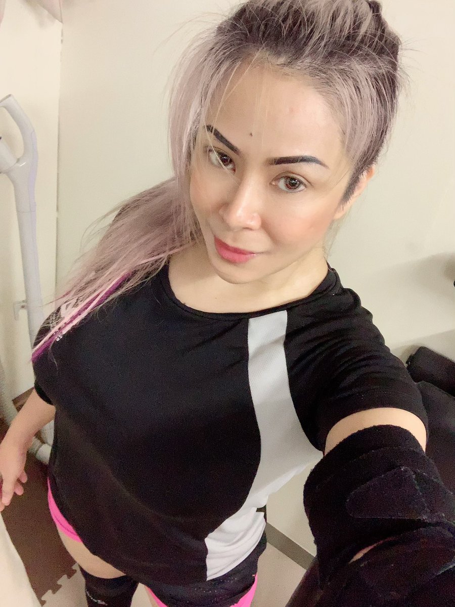 queen_chesca39's tweet photo. After recovery from leg injury for 3 weeks, last Friday night it’s been awhile to do training.. 💦
Powered by: #Herbalife
#Wrestling #Training #Lucha #FightingClub #Kachofugetsu #Dojo #HigashiJujo https://t.co/FCJDsoqSlT