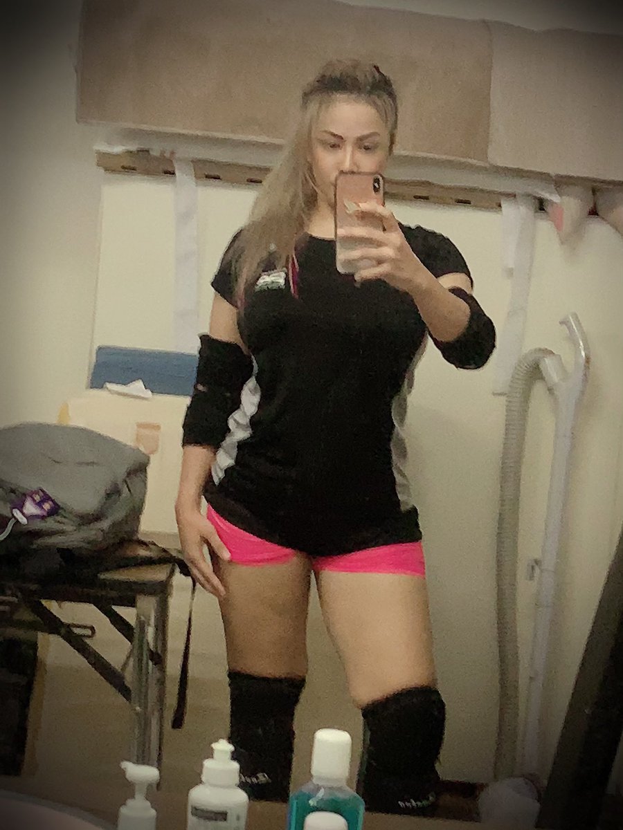 queen_chesca39's tweet photo. After recovery from leg injury for 3 weeks, last Friday night it’s been awhile to do training.. 💦
Powered by: #Herbalife
#Wrestling #Training #Lucha #FightingClub #Kachofugetsu #Dojo #HigashiJujo https://t.co/FCJDsoqSlT
