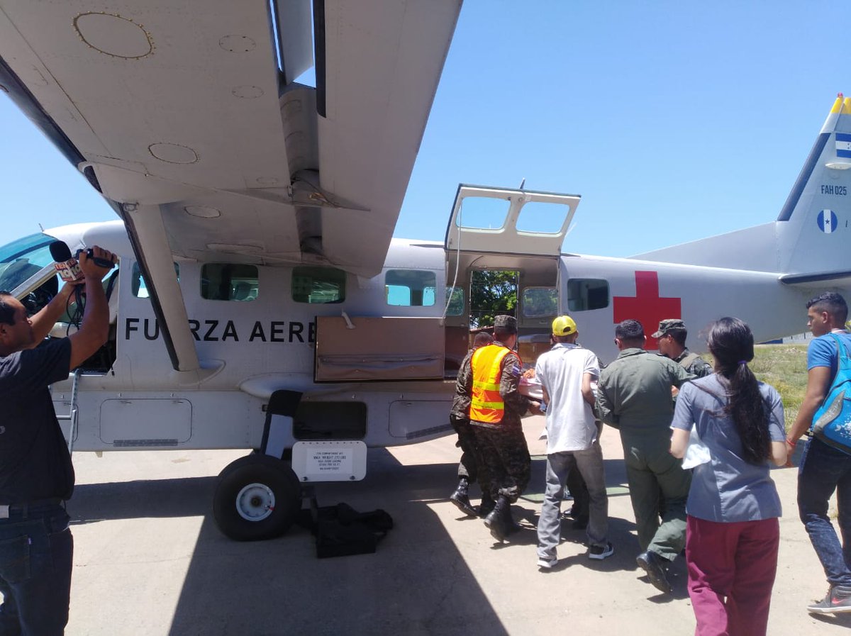 AereaHn's tweet photo. Atendiendo un llamado de emergencia, la Fuerza Aérea Hondureña realizó el traslado aeromédico de Trujillo a TGU de una joven de tan solo 15 años de edad y en estado de embarazo con Preclancia severa y sospecha de dengue.
Alas para la Salud | Volando para salvar vidas.
#BASEHAM https://t.co/3yhZLegLCJ