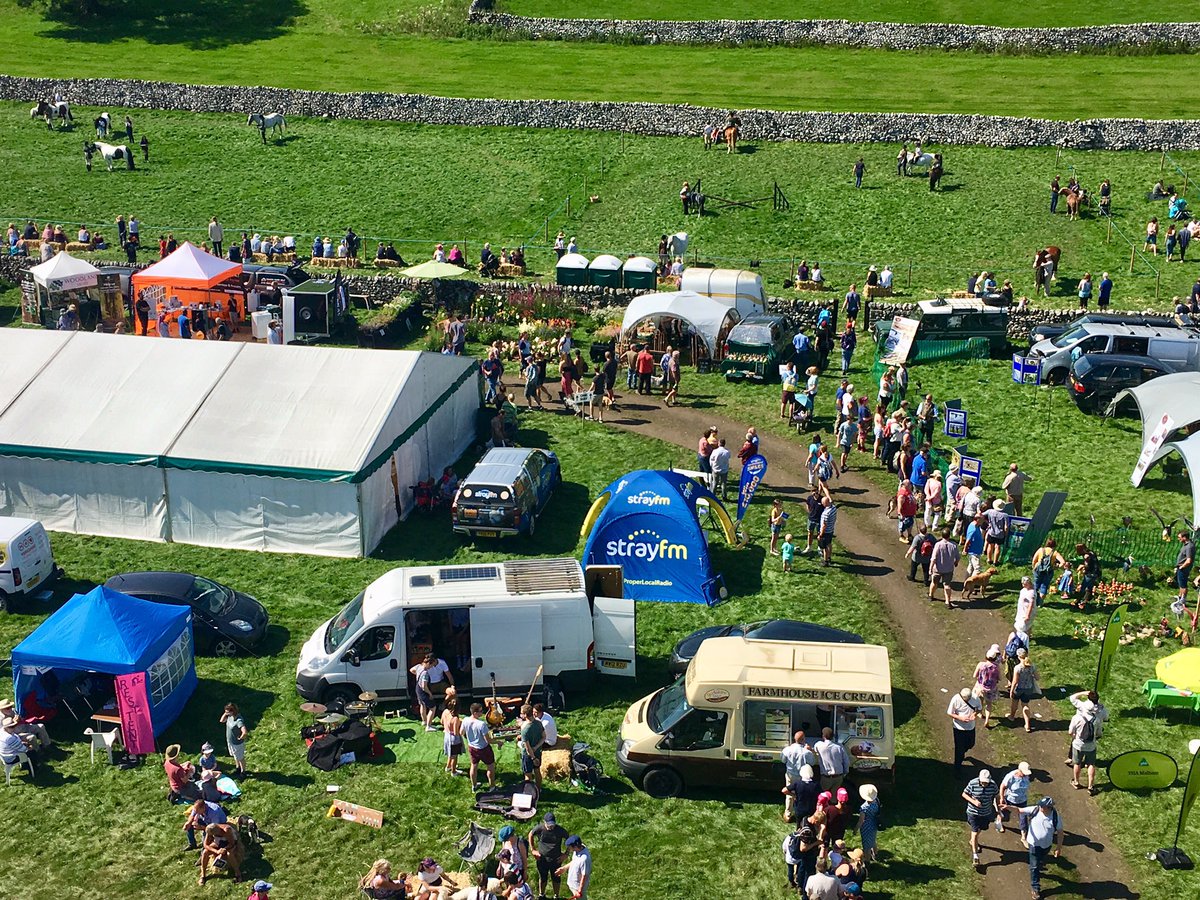 PeteEgerton's tweet photo. Great first experience of @MalhamShow with @StrayFM pals. Thanks to https://t.co/jS7Wv90HKm for giving us a bird’s-eye view. #Properlocalradio #Countrylife #BankHolidayWeekend ☀️😎🚜🐄🐑 https://t.co/RCJOE2qgPs