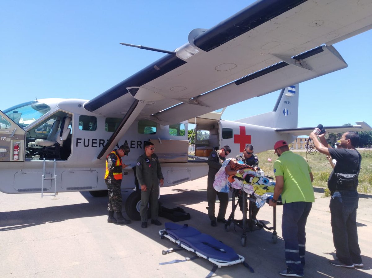 AereaHn's tweet photo. Atendiendo un llamado de emergencia, la Fuerza Aérea Hondureña realizó el traslado aeromédico de Trujillo a TGU de una joven de tan solo 15 años de edad y en estado de embarazo con Preclancia severa y sospecha de dengue.
Alas para la Salud | Volando para salvar vidas.
#BASEHAM https://t.co/3yhZLegLCJ