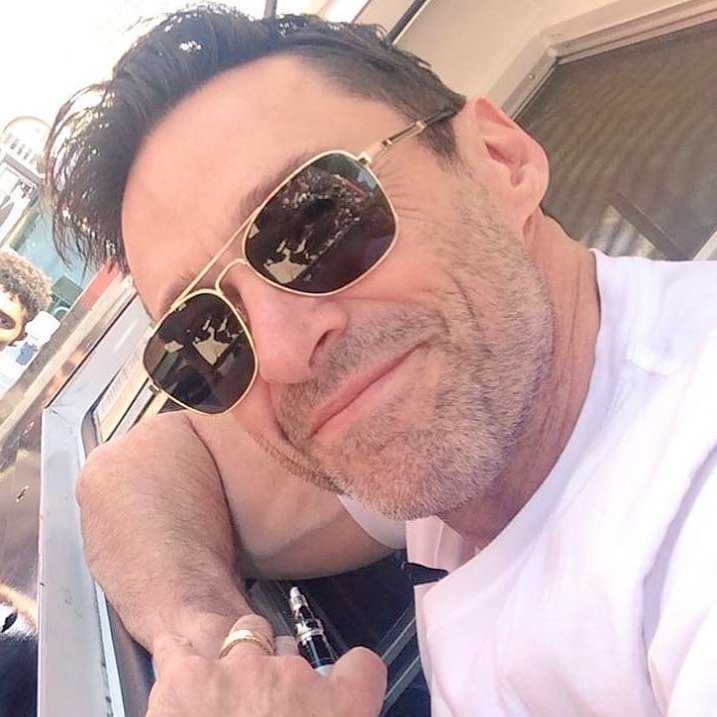 martinhderson's tweet photo. aí hoje sonhei que estava indo comer pastel com hugh jackman https://t.co/Y9cxNCTCha