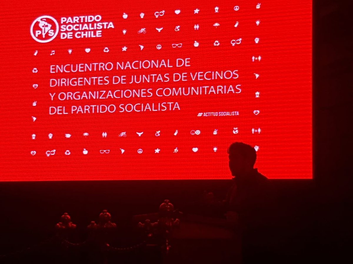 Juan_SantanaC's tweet photo. Hoy en la plenaria de cierre del Encuentro Nacional de dirigentes de Juntas de Vecinos y Comunitarios del Partido Socialista @JS_Chile @PSChile @bancadaPSchile https://t.co/4imCs7yhL1