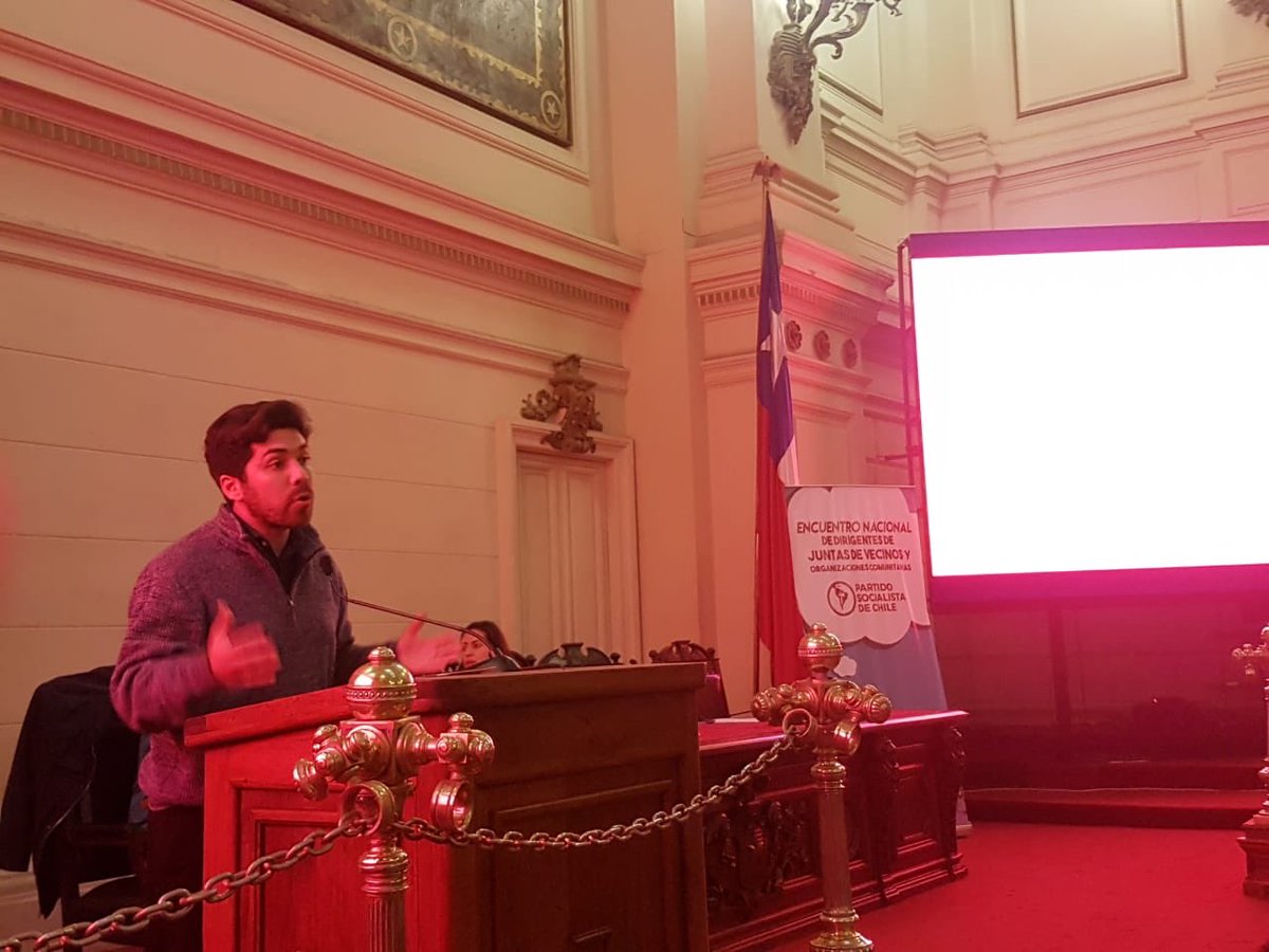 Juan_SantanaC's tweet photo. Hoy en la plenaria de cierre del Encuentro Nacional de dirigentes de Juntas de Vecinos y Comunitarios del Partido Socialista @JS_Chile @PSChile @bancadaPSchile https://t.co/4imCs7yhL1