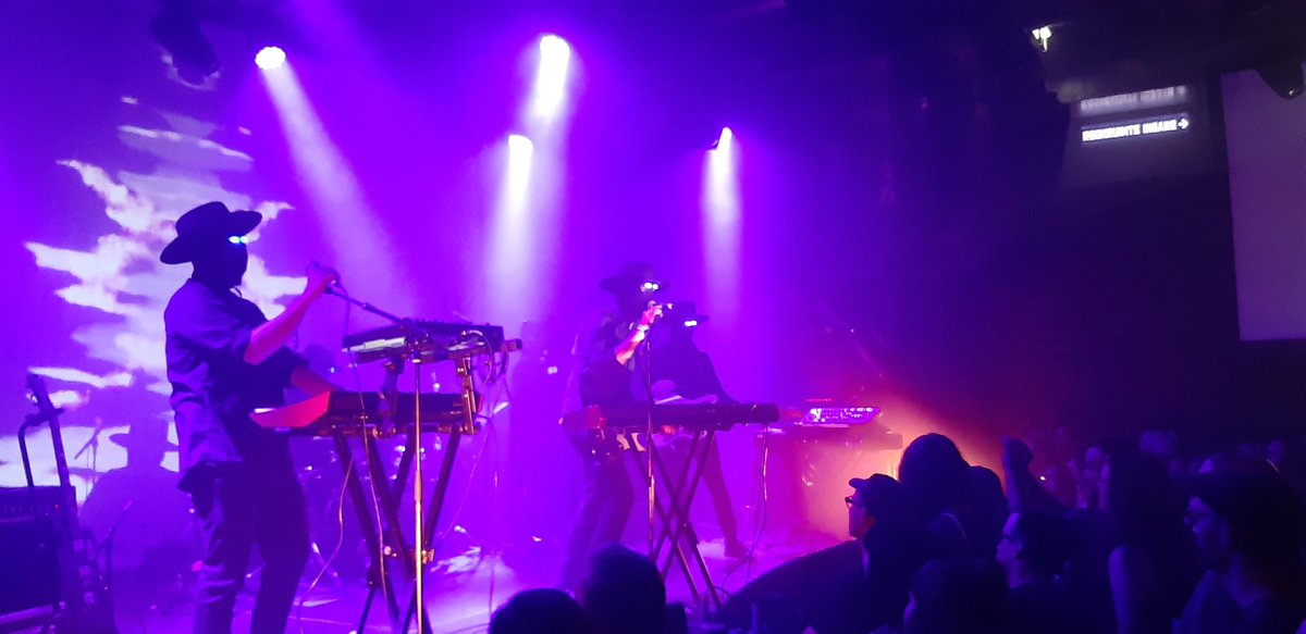 IngmarG's tweet image. Lumerians in @Effenaar kleine zaal @FuzzClub Eindhoven. Toffe, stuwende elektronica. Dansbaar en zo. Maar meer opruiende, vuist-in-de-lucht nummers op dit tijdstip ajb 👊 #fce19 #fuzzclub