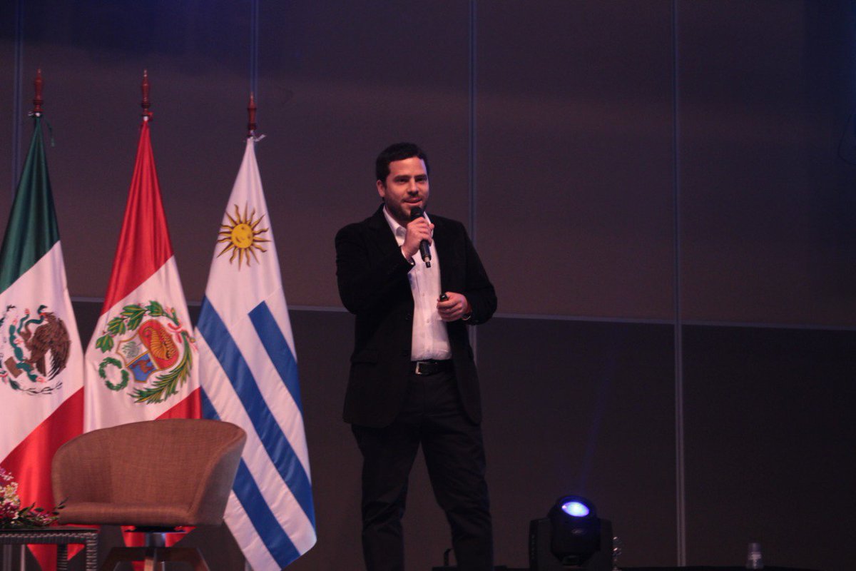 "Es necesario construir y codiseñar juntos el emprender" Amalia Quirici, Gerente de Emprendimientos de la Agencia Nacional de Desarrollo Uruguay y Hernán Voituret, Coordinador Xeniors Uruguay en su charla "Oportunidades para emprender sin importar el sector o la edad".