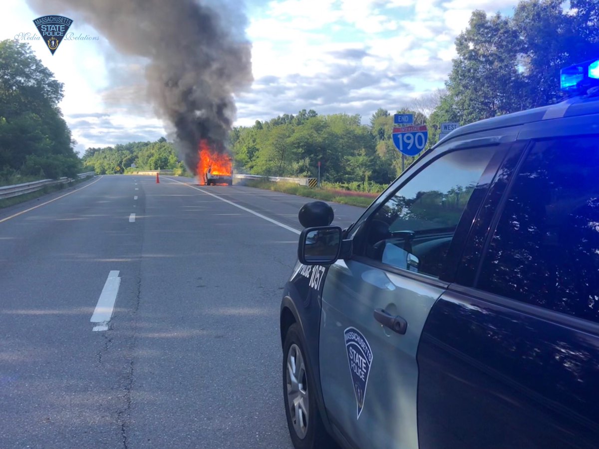 MassStatePolice's tweet image. #MAtraffic Car Fire 🔥, I-190 NB ramp to Rte 2 WB in #Leominster. All lanes currently closed.