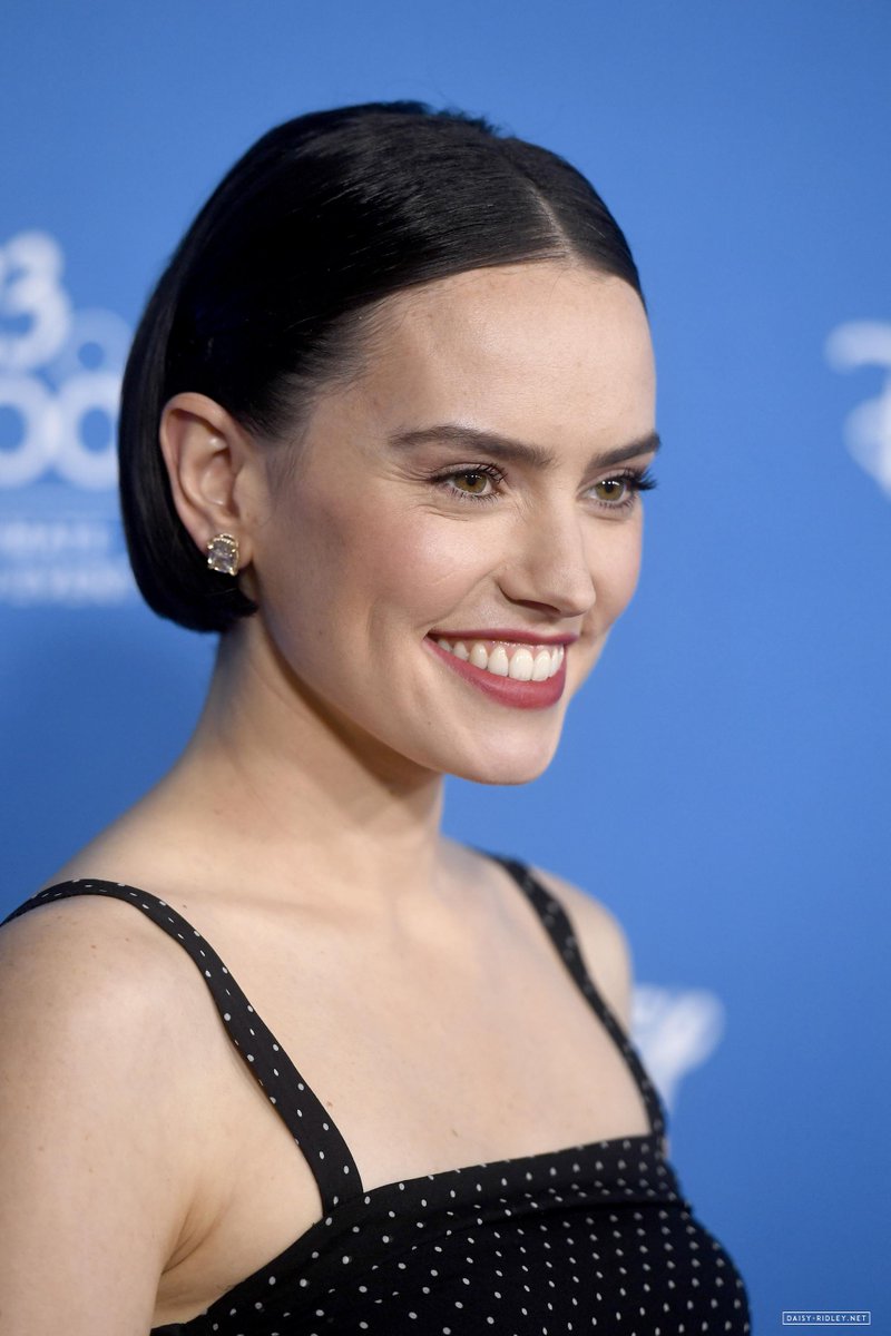 daisyridleynet's tweet photo. 📸 Daisy Ridley attending the Go Behind The Scenes With Walt Disney Studios during #D23Expo — https://t.co/nDC2FxDlxf #DaisyRidley #StarWars #TheRiseofSkywalker https://t.co/KrYCo2mxYs