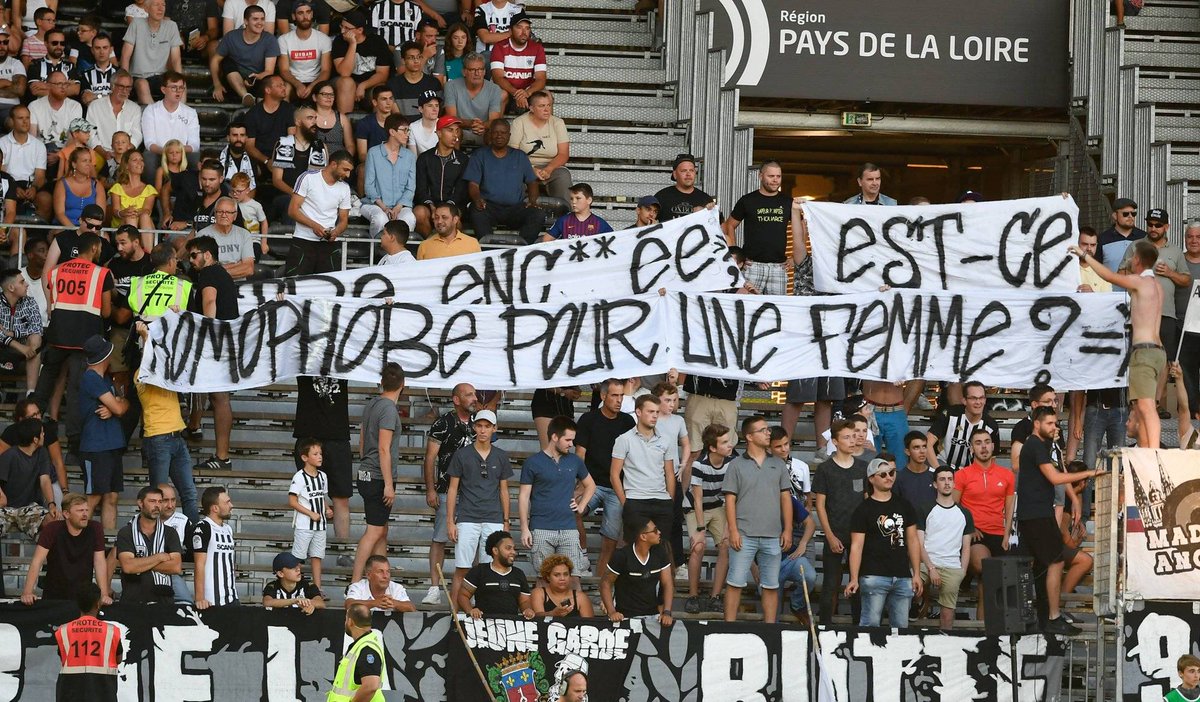 lequipe's tweet image. La banderole insultante déployée durant Angers-Metz (3-0), à l'encontre de l'arbitre, Stéphanie Frappart, fera l'objet d'un rapport complémentaire du délégué du match ow.ly/X5GC30ppzBl