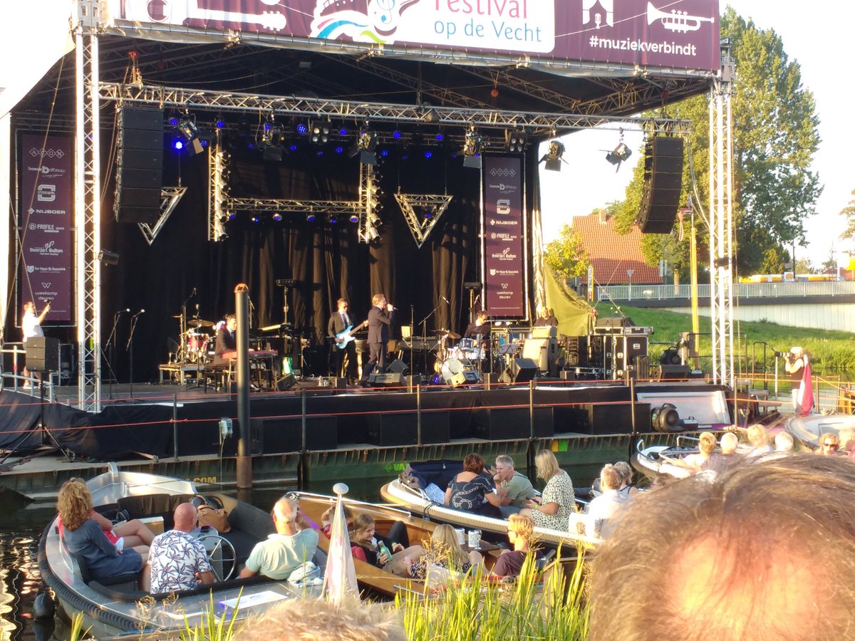 #muziekverbindt geweldig evenement op de Vecht op een zwoele zomeravond. Genieten van fantastische muziek van the Roaring Jazz Quartet, Julia van Bergen, Motel Westcoast en Michelle Davids.