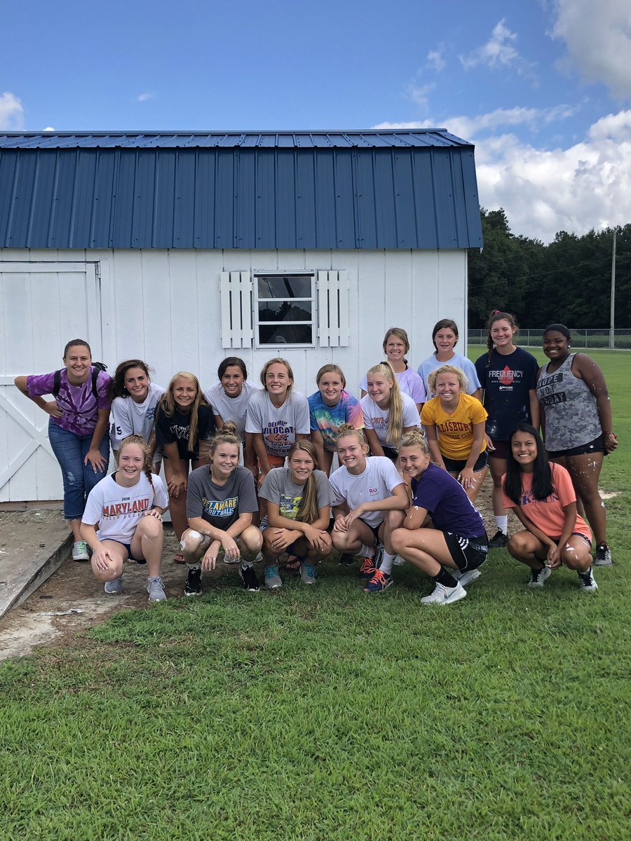 hollafhcoach's tweet photo. A little community service for the varsity team while our JV team was working hard at their play day! π§‘ππ #takepride #workhard #find4 @DelmarHockey https://t.co/uNSCFZdcLA