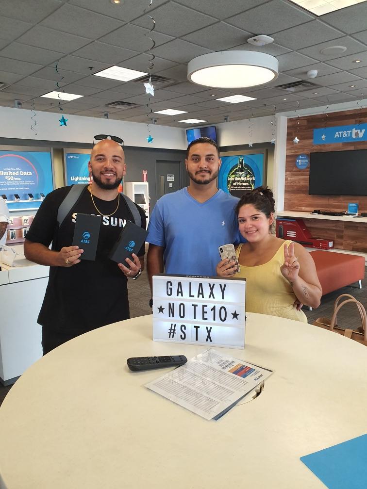 CoachJBrazil's tweet photo. Note 10 is in! This is how we do it in Corpus Christi, TX. More fun, more experiences and the best smiles coming from the most powerful device ever - Note 10! #Note10SZN #STXISBEST #SCTIGHT @Krivs14 https://t.co/hjhiwhToYV