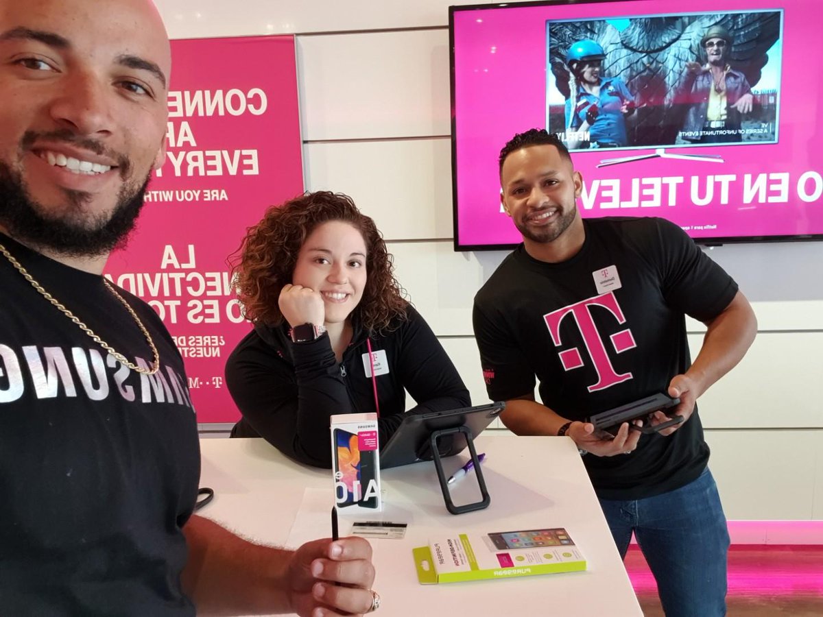 CoachJBrazil's tweet photo. Note 10 is in! This is how we do it in Corpus Christi, TX. More fun, more experiences and the best smiles coming from the most powerful device ever - Note 10! #Note10SZN #STXISBEST #SCTIGHT @Krivs14 https://t.co/hjhiwhToYV