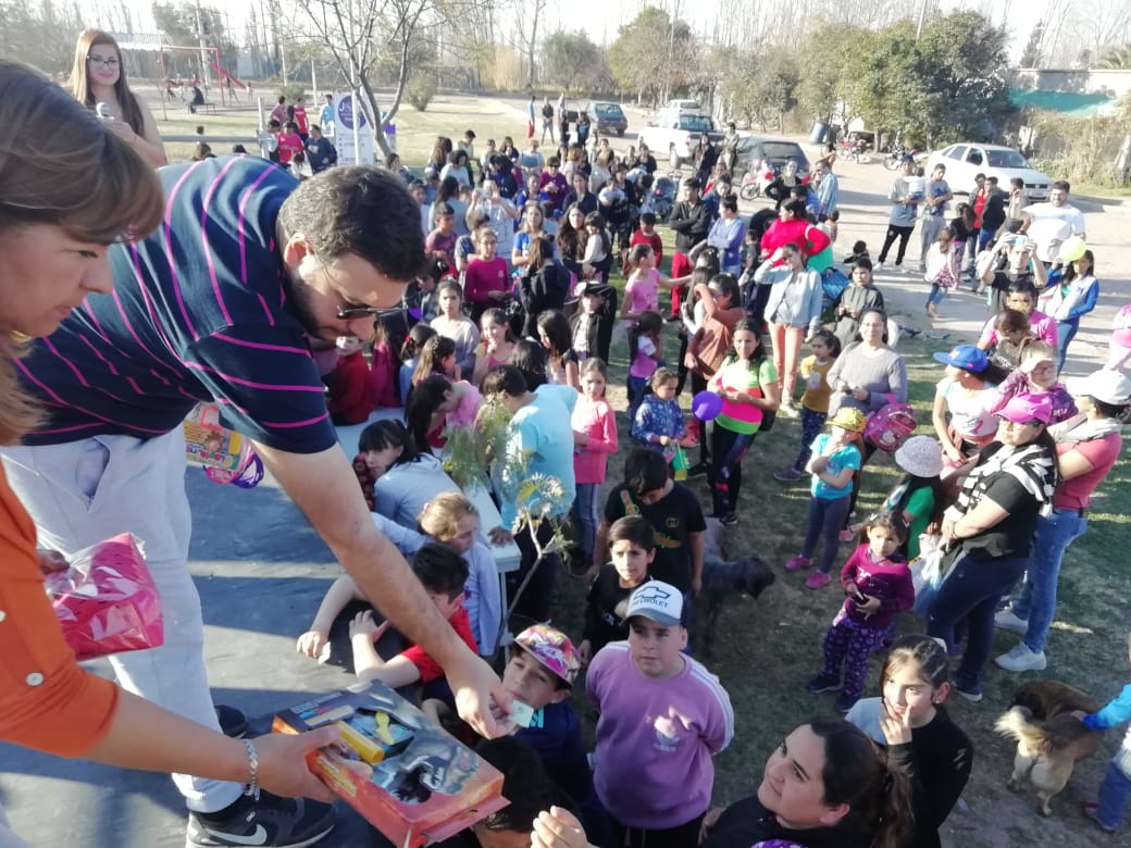 MauriPintiClop's tweet image. ¡Junto a @NestorMajul y la @JRMaipu festejamos el gran Día de la Niñez 👧👦 en Lunlunta de nuestro querido Maipú! 
Mucha diversión y alegría en todos los pequeños/as. ¡Feliz día! 🎉
#DíaDeLaNiñez #Lunlunta #Maipú
