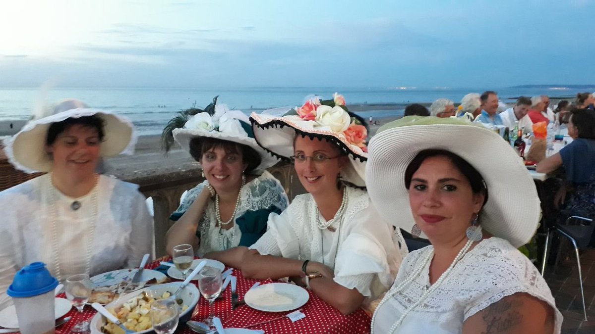 Cabourg1900's tweet photo. Diner sur la digue 2019 #Cabourg #belleepoque #dinersurladigue #normandie #costume #marcelproust https://t.co/ijqIsiwVJ1