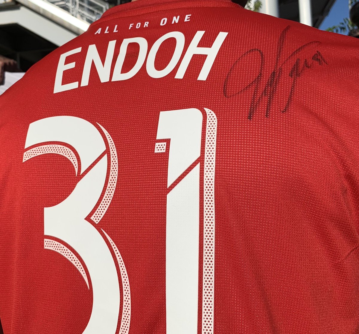 JPR_em's tweet photo. A bit of a fan geek out meeting my fav @TorontoFC player @tsubasa_endoh today and getting my jersey signed! Thanks Tsubasa! #allforone #letsgoyoureds #torontofc https://t.co/Bg1f0no2tL
