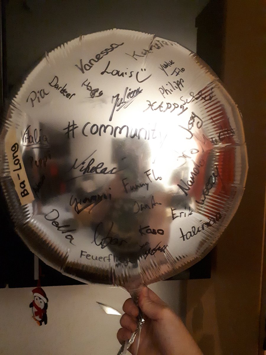 Nachricht von Ba-Long: die #gamescom2019 war schon sehr geil. Viele tolle Leute kennengelernt und alle haben mich angefasst 🤗 Nur <a href="/DeltaRiptide/">DeltaRiptide</a> wollte ich lieber erdrosseln 😈 jetzt hält mich der liebe <a href="/kessemak2/">Kessemak2</a> fest &amp; ich kann einfach herum schweben. Bis nächstes Jahr 👋🎈