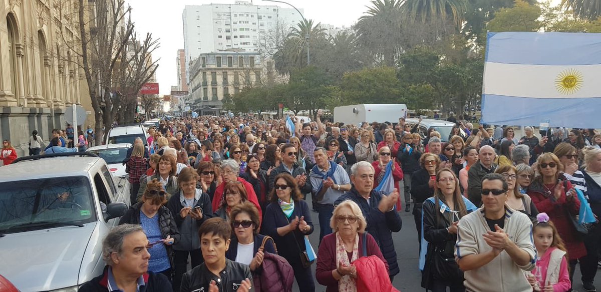 hector_gay's tweet photo. Emociona y da mucha fuerza ver a tantos bahienses y argentinos en todo el país con banderas celestes y blancas apoyando a @mauriciomacri @mariuvidal y a todo nuestro equipo. ¡Vamos que se puede! #24AenTodoElPaís #BahíaBlanca https://t.co/911pviJQXl