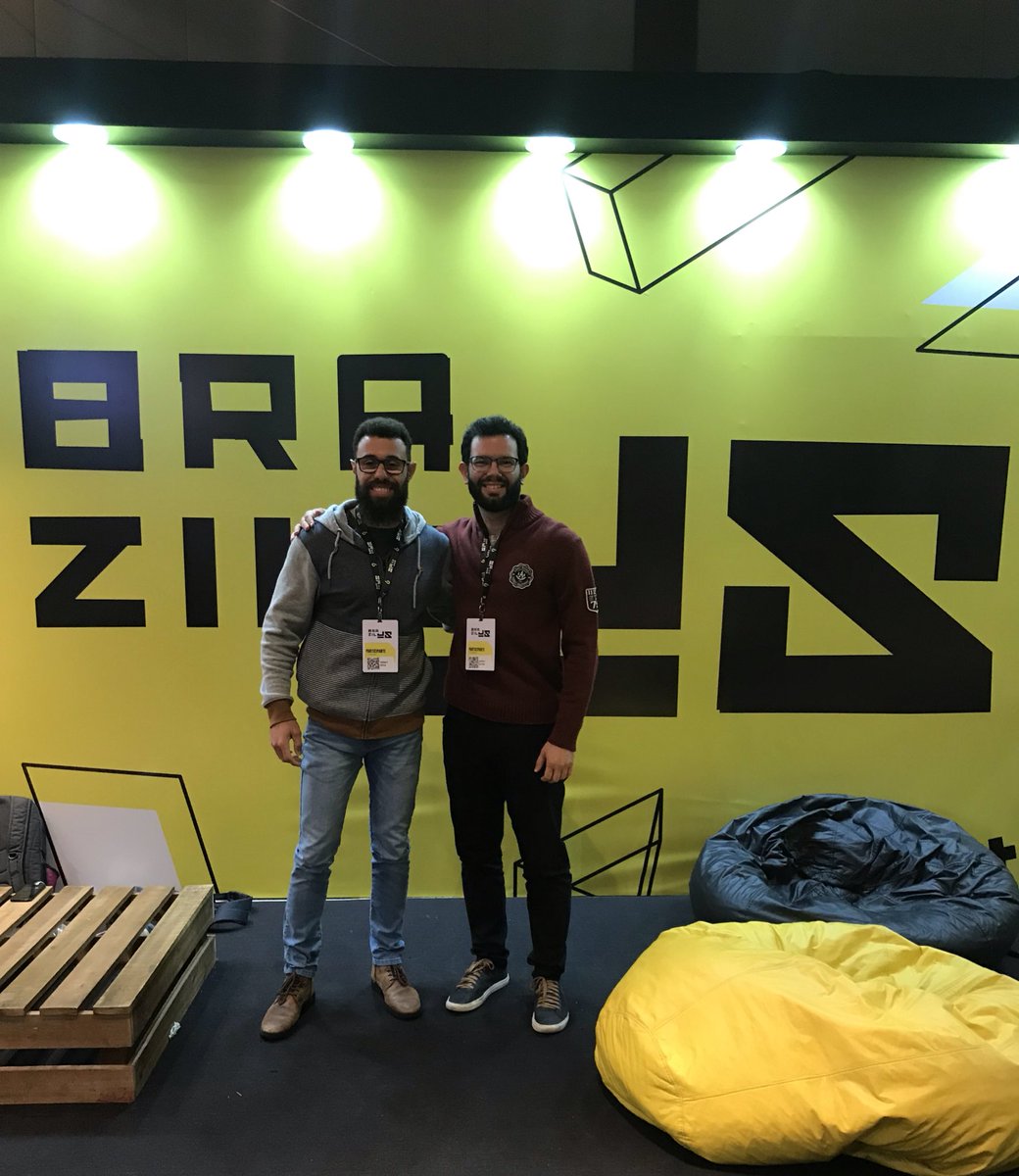 hebertps's tweet photo. Não podemos voltar para casa sem aquele retrato maroto. Valeu meu amigo/irmão/camarada @arthur_se #tbt #BrazilJS19 https://t.co/jblPGU9yna