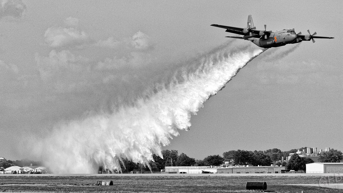 GFBAvPhoto's tweet photo. Water bombing run at #osh19.
#USAFRC #C130 #Herc #Hercules https://t.co/tlMgqZPQgt