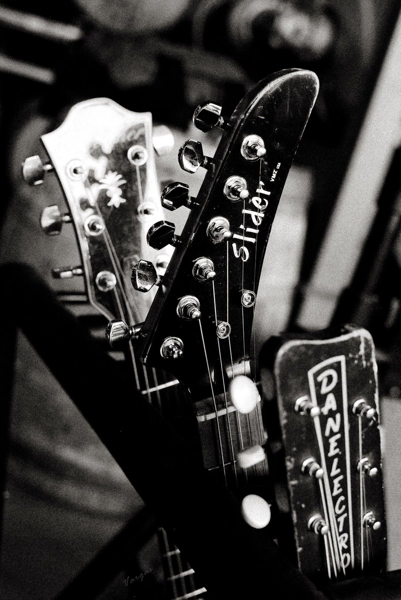 vargas67009060's tweet photo. Tools of the trade.. 2019 Whiteaker Block Party #whiteakerblockparty2019 #whiteakerblockparty #eugeneoregon #music #band #guitar #drums #bass #bnw #bnwphotography #blackandwhite #blackandwhitephotography #monochrome #bnwstreet #streetphotography #sliderguitar #danelectroguitars https://t.co/GhdwMIzs3E