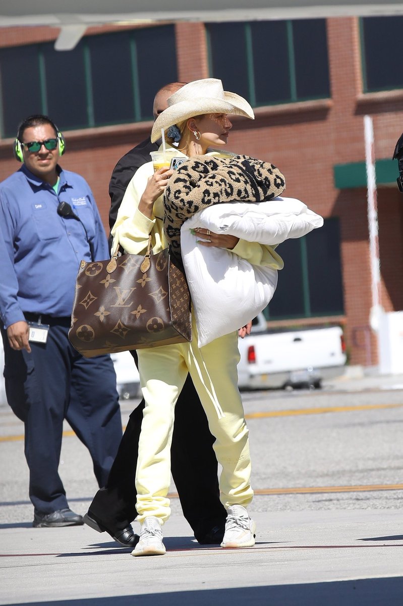 Hailey Bieber Outfits on X: (5) Hailey at an airport in LA. https