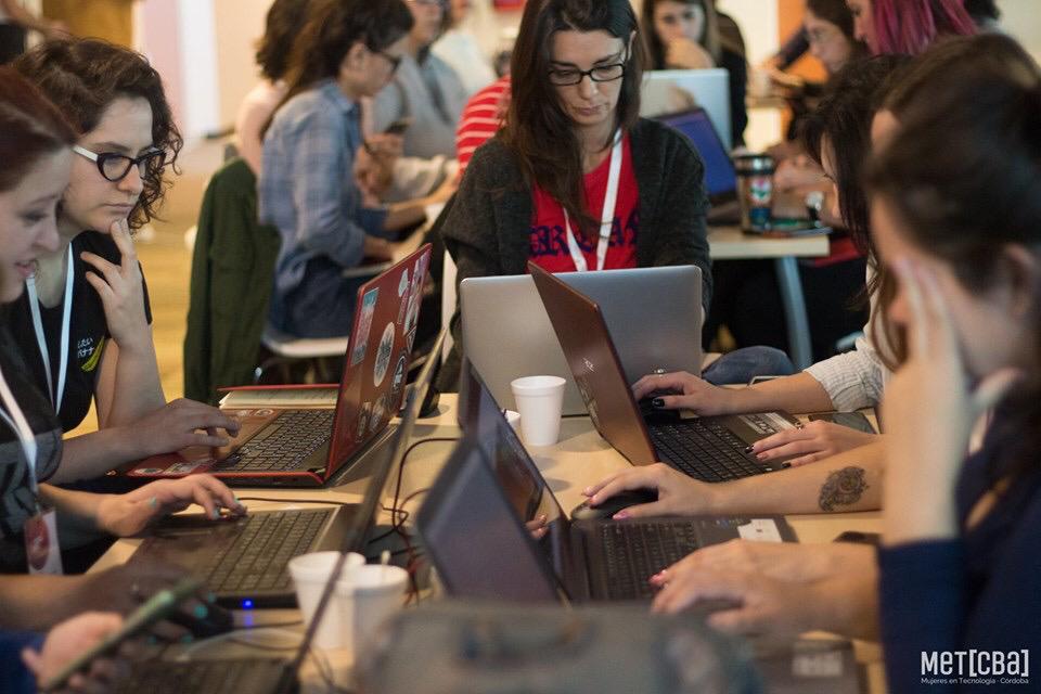 comunidadmet's tweet photo. 👩🏻💻El 2 de agosto cerramos la segunda edición de #BootcampWeb👩🏻💻
👏🏼Más de 70 mujeres ingresaron al mundo de la programación 👏🏼
Compartimos con ustedes la cobertura fotográfica completa de Vane Bartra en este link: https://t.co/UMSaHRLEzy
¡Muchas gracias Vane! 🤗 https://t.co/1SMnL1Nu2R