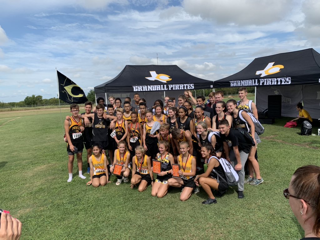 crystalwest0225's tweet photo. Proud mom moment!! I loved watching my Little’s run this morning. It makes waking up at 415am worth it!! #PXC #competewithapurpose #westpartyof5 https://t.co/BXjRJ717K6