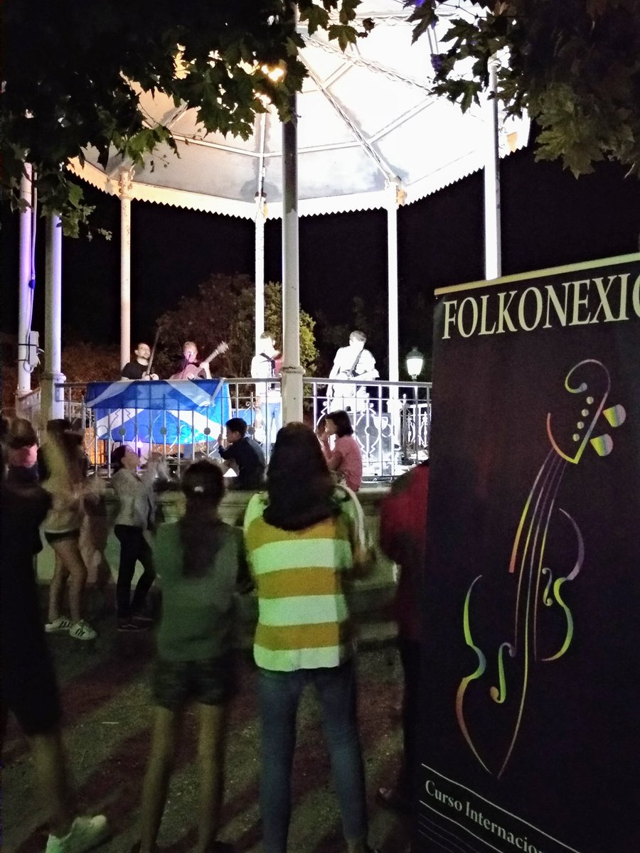 folkonexion's tweet photo. Hoy disfrutamos del concierto de profes en @folkonexion 
Disfrutamos con @aupaQUARTET @DallahanMusic y la suma de ambos 🎶🎻 https://t.co/mKx56wR3XX