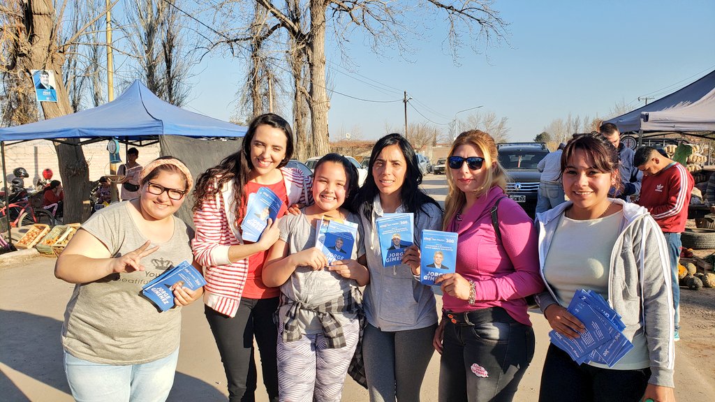 florenciacanali's tweet photo. Hoy estuvimos en la Feria de Tres Porteñas #SanMartin #Mendoza compartiendo las propuestas de nuestra futura gobernadora @afernandezk y de nuestro intendente @JorgeGimenezOk
#JorgeIntendente
#AnabelGobernadora
#MendozaSePrende
#FernandezFernandez https://t.co/ED9kbH9mKB