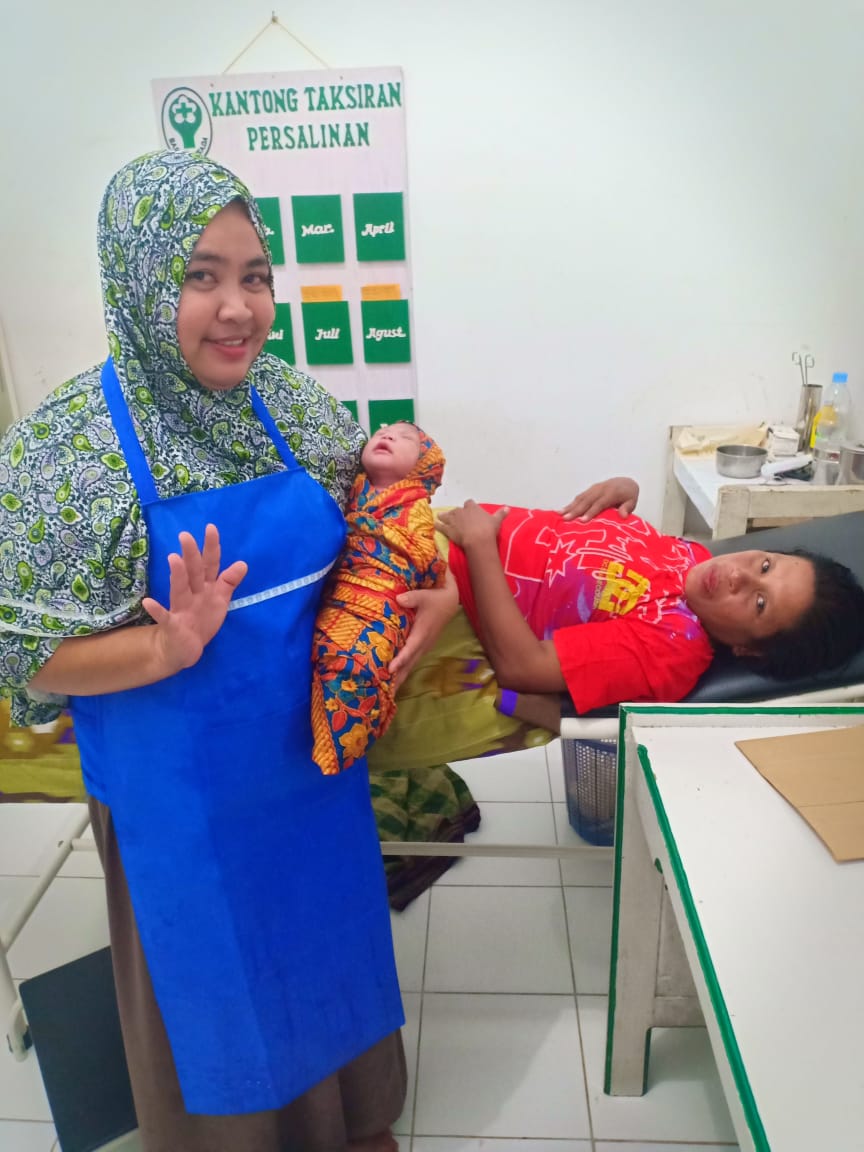 UNFPAIndonesia's tweet photo. 24/7 access to care for community health. Some of the activities, incl. referral &amp; outrea by the #TrainedMidwives at the 15 #ReproHealth posts. #BuildAwareness #SafeMotherhood #ChildHealth #FamilyPlanning #ARH @KemenkesRI @PPIBI @Americares @dfat https://t.co/XMsadqqFTU