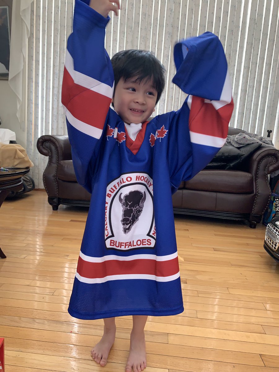 arexre's tweet image. Cooper is ready for the 19-20 season (He will grow into it) @aaabuffs @BuffsHockey #GoBuffsGo
