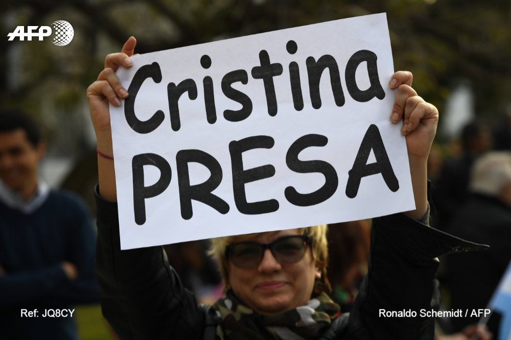 AFPespanol's tweet photo. Partidarios de Macri marchan en apoyo a su reelección en Argentina #AFP https://t.co/3dIQDqnOXU https://t.co/uKVngfNBh9
