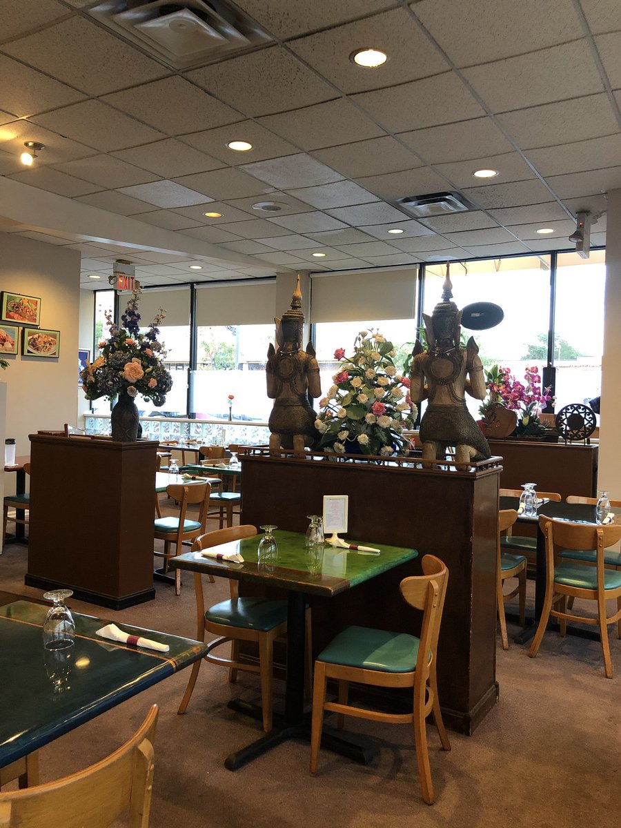 MTPotts's tweet photo. Channeling you @moneymetalcakes 😂 #EmptyRestaurant #EarlyDiners #heaven https://t.co/fgwWKeIUXl