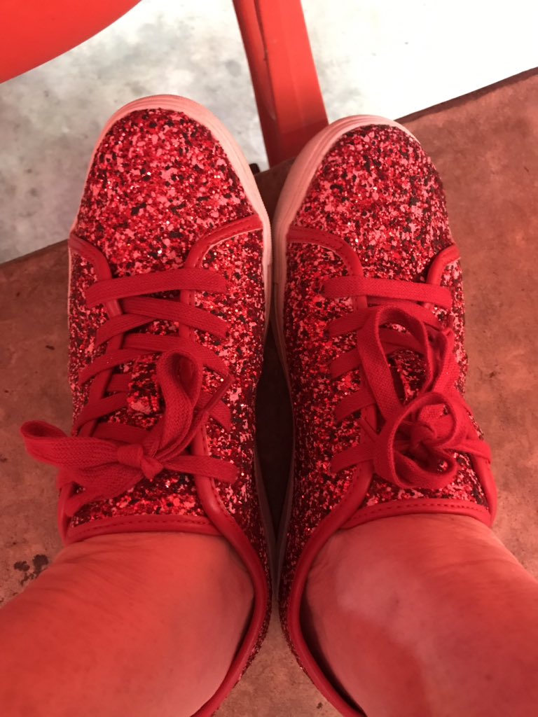 Tringram520's tweet photo. @ericstonestreet @Chiefs Those are pretty sweet shoes! I’m really digging my new sparkly game day shoes! #chiefskingdom #rockinthered https://t.co/7RQdqQQc20