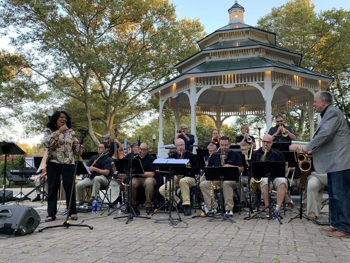 Tonight in Lincoln Park! <a href="/clejazzo/">ClevelandJazz</a> and Evelyn Wright ~ final weekend of <a href="/ArtsInAugust/">Arts in August</a> . Still plenty of time to enjoy the show! <a href="/TremontWest/">Tremont West (TWDC)</a> @KerryMcCormack1