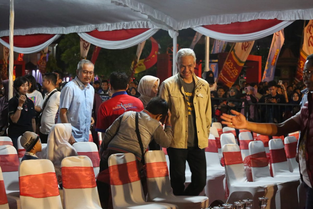 Panggung Utama #PestaRakyat2019 diguncang penampilan apik <a href="/TheRealOda/">Prattyoda</a> malam tadi, sabtu (24/08)

Mas yoda pake kaos #JatengGayeng lhooo 😎
#YodaBukanLimbad 😁