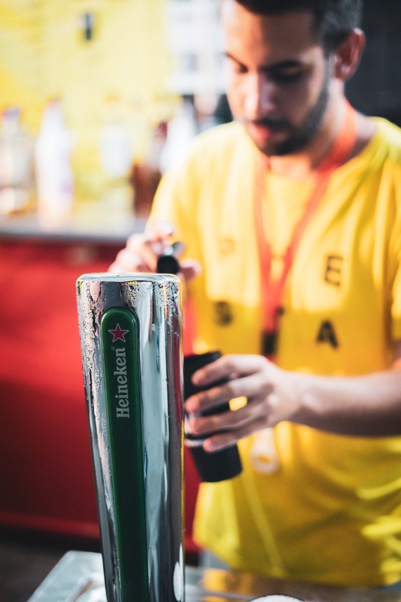 PheFestival's tweet photo. Una #Heineken fresquita y buena compañía con la mejor música 🍻 ¿Se puede pedir más?
#Phe2019 💛 #TercerVeranodelAmor 🌴 #HeinekenCanarias https://t.co/C9s5FRVCqr