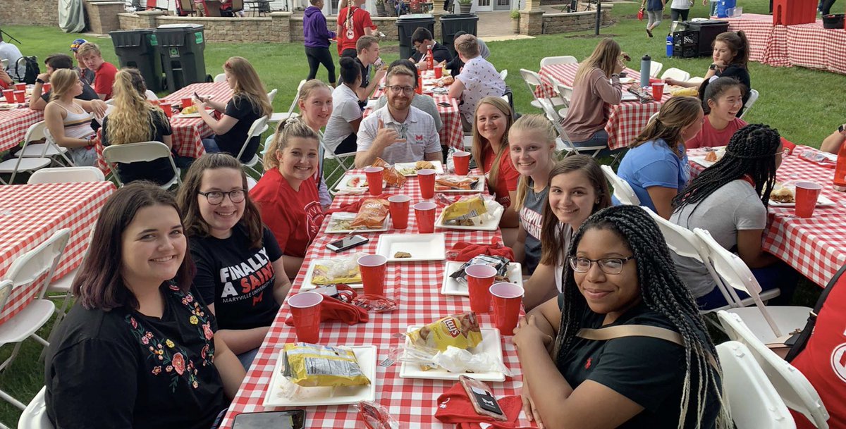 MaryvilleU's tweet photo. Dinner at the President’s House https://t.co/P1oGcqbWgv