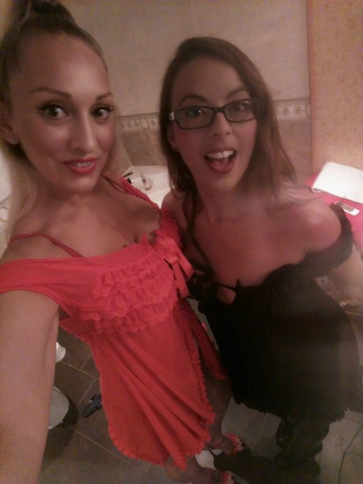 Junto a la guap&iacute;sima @SusyDance1  antes,de salir actuar ,, en @EEncargado @ARCANGEL__XXX @Daniela_Arcange<a class="tags" href="/tag/susydance1">@susydance1</a><a href="/tag/instagram"class="tags"><span>#instagram</span></a><a href="/tag/skype"class="tags"><span>#skype</span></a><a href="/tag/onlyfans"class="tags"><span>#onlyfans</span></a><a href="/tag/danielaevans"class="tags"><span>#danielaevans</span></a><a href="/tag/da"class="tags"><span>#da</span></a>