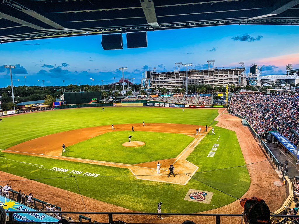 ReneeParenteau's tweet image. @JaxShrimp night with @HistoricSpring neighbors!