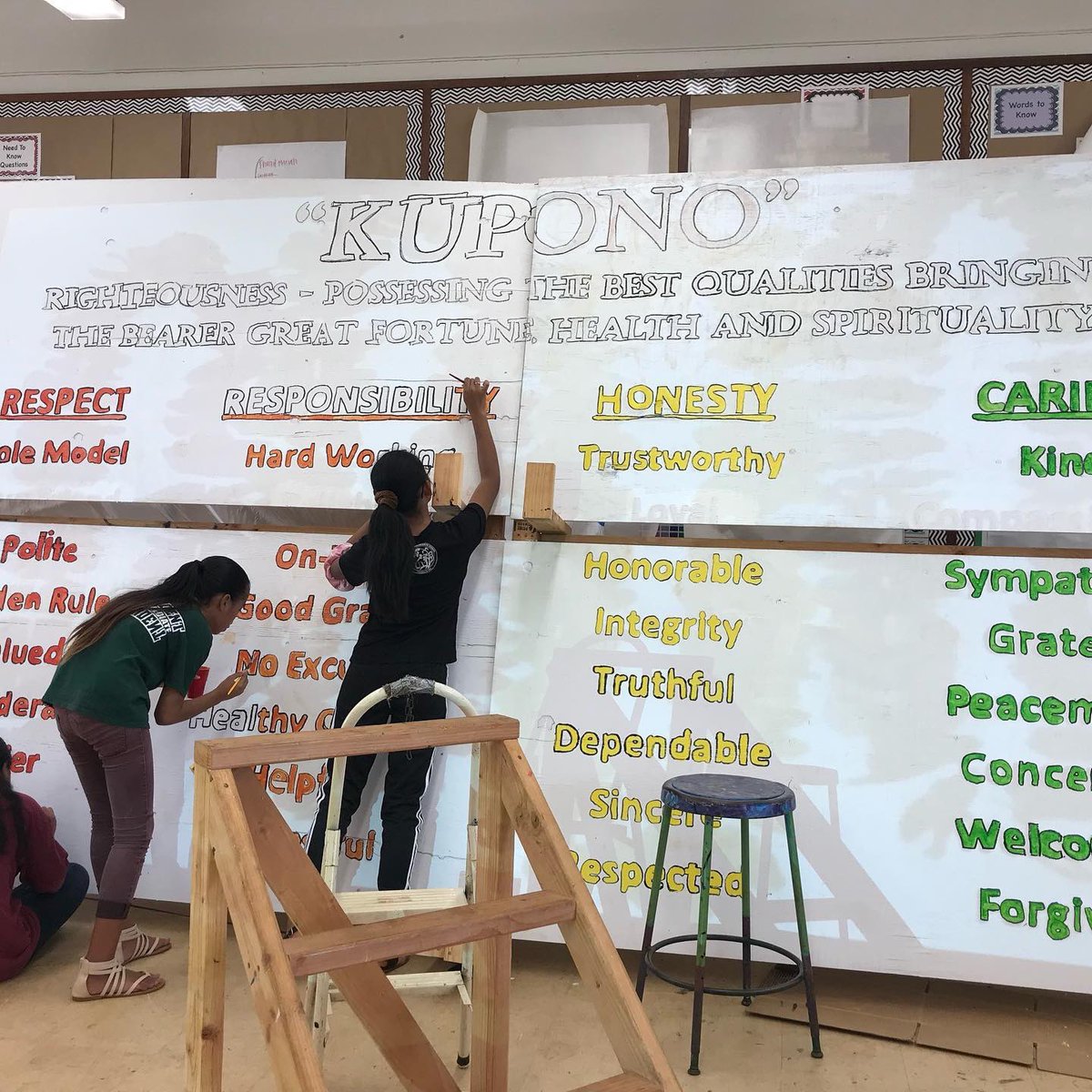 Waipahu_Inter's tweet photo. Students collaborating with Waikele Shopping Center on mural design. check out the mural yourself. Located where Kmart was loctaed. @HIDOE808 #weinspiresuccess #kupono #avid https://t.co/FFnqDd5PIZ