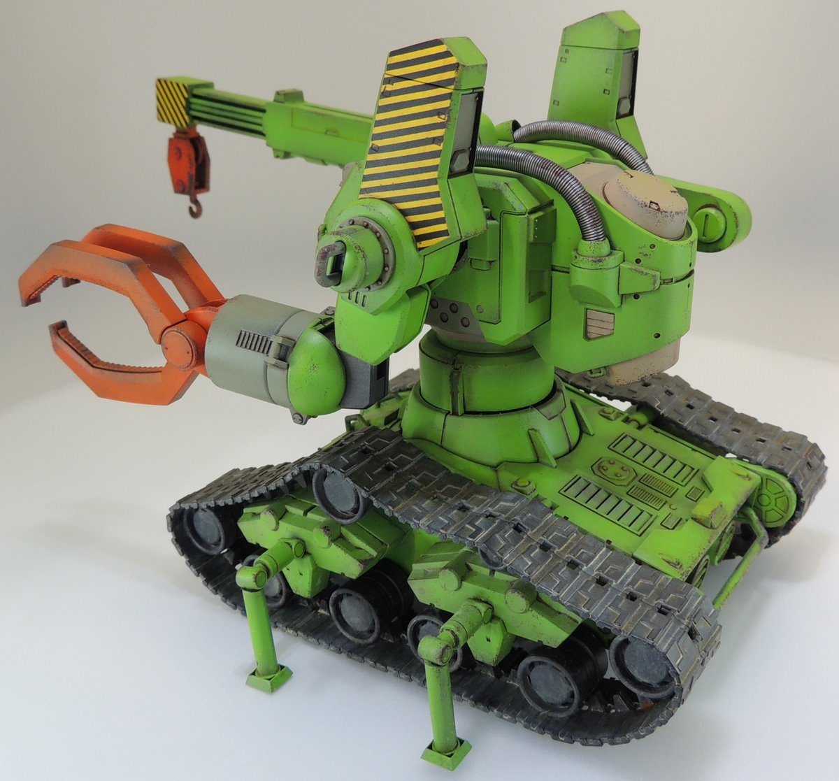 1/144モビルワーカー・クレーンタイプが完成。実際の重機を参考にし