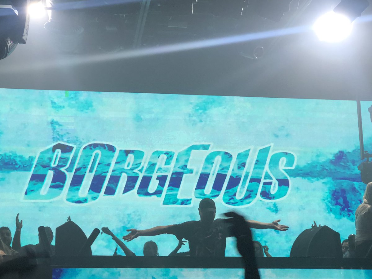 STEPHicaaa's tweet photo. It is always an amazing night when @BorgeousMusic is in the house❤️❤️🎉✨ Thank you for making AWESOME music 🎶😏 #notophilly https://t.co/PATeU0NABg