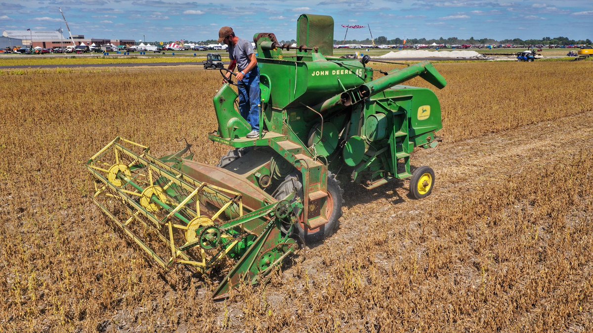 TheChadColby's tweet photo. Wow, little before my time.... @JohnDeere 45 combine in action at @halfcenturyshow in #RantoulIL today.  #History #OldSchool @ILSoybean @ASA_Soybeans @UnitedSoy @csdigest @agbizweek @maxarmstrong @machinefinder https://t.co/3kss8j74vI