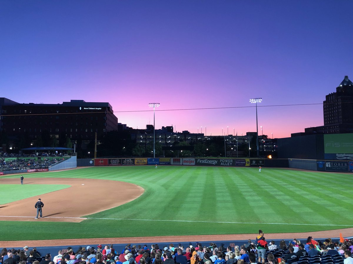 Beautiful night for a ballgame!  #STEM Day ⁦<a href="/AkronRubberDuck/">Akron RubberDucks</a>⁩   #akron ⁦<a href="/downtownakron/">𝔻𝔸ℙ</a>⁩