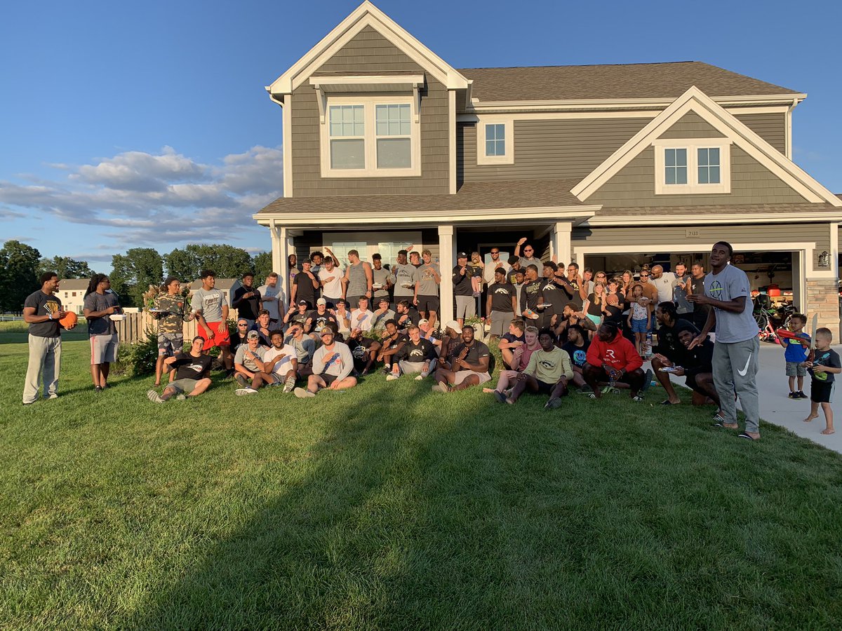 UMichCoachEspo's tweet photo. Welcome 2 the Family!!!! Nothing is stronger than family!!! #BET #LetsRide https://t.co/kLT9EgLrGh