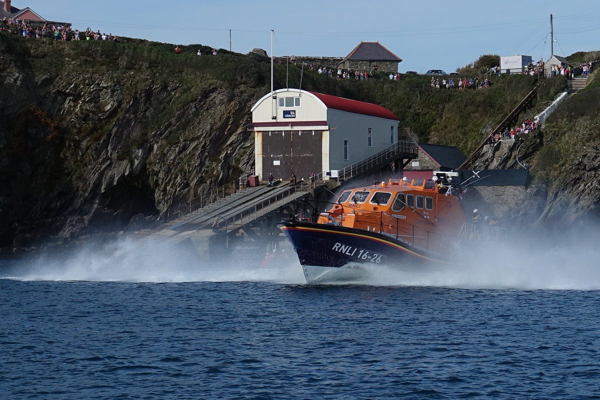LifeboatInFocus's tweet photo. Great crowds and great #weather @ruthwignall at #stdavids @StDavidsRNLI #lifeboatstation #stjustinians #pembrokeshire #lifeboatday today to see, amongst other things the impressive launch of their #rnli #tamarclass #lifeboat https://t.co/eYmVe9UI4n
