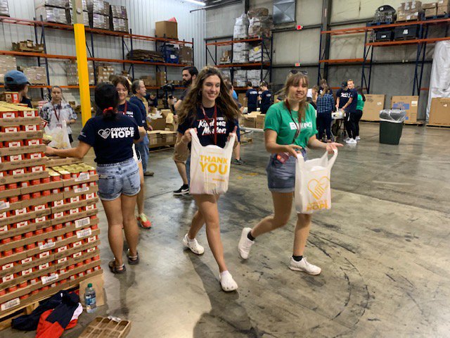 EvangelUniv's tweet photo. EU students, staff, and faculty started the year today in service with @ConvoyofHope. They helped more than 400 people in Springfield today. Their work will also aid a future Convoy outreach in Detroit. #EULaunch #EUlife #evangel https://t.co/JTF88y72ps